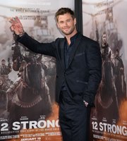 Chris Hemsworth Longsleeve T-shirt #2972810