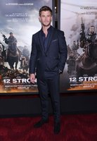 Chris Hemsworth Longsleeve T-shirt #2972816
