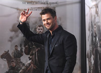 Chris Hemsworth Longsleeve T-shirt #2972819