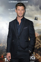Chris Hemsworth Longsleeve T-shirt #2972820