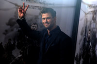 Chris Hemsworth Sweatshirt #2972823