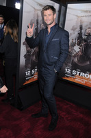 Chris Hemsworth Longsleeve T-shirt #2972831