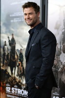 Chris Hemsworth longsleeve t-shirt #2972901