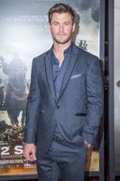 Chris Hemsworth Sweatshirt #2972929