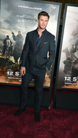 Chris Hemsworth Longsleeve T-shirt #2972935