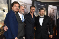Chris Hemsworth Sweatshirt #2972938