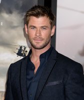 Chris Hemsworth Longsleeve T-shirt #2972939
