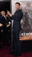 Chris Hemsworth Longsleeve T-shirt #2972948