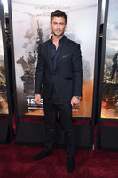 Chris Hemsworth Sweatshirt #2972959