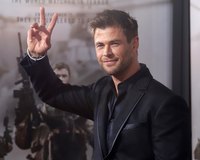 Chris Hemsworth Longsleeve T-shirt #2972963