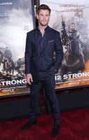Chris Hemsworth Longsleeve T-shirt #2972965