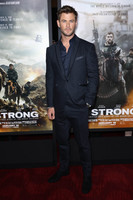 Chris Hemsworth Sweatshirt #2972983