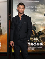 Chris Hemsworth Longsleeve T-shirt #2972986