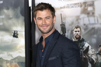 Chris Hemsworth Longsleeve T-shirt #2972989