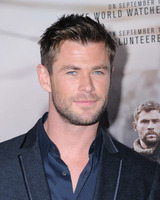 Chris Hemsworth Longsleeve T-shirt #2972996