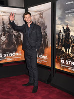 Chris Hemsworth Sweatshirt #2973009