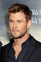 Chris Hemsworth Longsleeve T-shirt #2973021