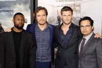 Chris Hemsworth Sweatshirt #2973041