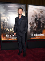 Chris Hemsworth Longsleeve T-shirt #2973067