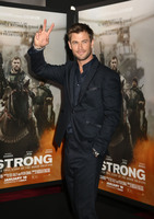 Chris Hemsworth Longsleeve T-shirt #2973068