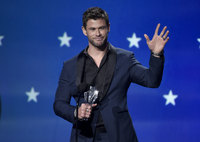 Chris Hemsworth Longsleeve T-shirt #3714876