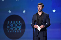 Chris Hemsworth Longsleeve T-shirt #3714897