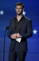 Chris Hemsworth Longsleeve T-shirt #3714899