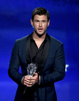 Chris Hemsworth Longsleeve T-shirt #3714902