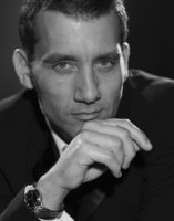 Clive Owen Sweatshirt #2213505