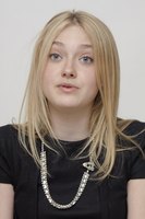 Dakota Fanning t-shirt #2283738