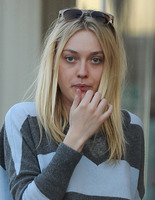Dakota Fanning longsleeve t-shirt #2710927