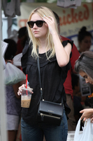 Dakota Fanning Longsleeve T-shirt #2714037