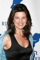 Daphne Zuniga magic mug #G230777