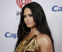 Demi Lovato Longsleeve T-shirt #2897516