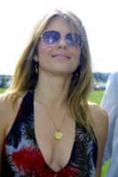 Elizabeth Hurley t-shirt #1300337