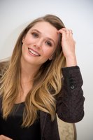 Elizabeth Olsen Sweatshirt #2732713