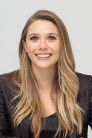 Elizabeth Olsen Sweatshirt #2732721