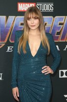 Elizabeth Olsen Sweatshirt #3828758