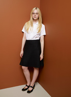 Elle Fanning Sweatshirt #2123783