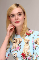 Elle Fanning Sweatshirt #2864615