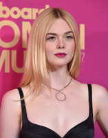 Elle Fanning Sweatshirt #2913540