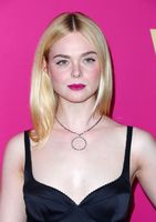 Elle Fanning Sweatshirt #2913554