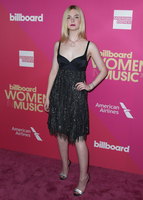 Elle Fanning Sweatshirt #2913557