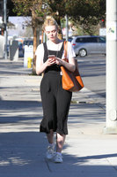 Elle Fanning Sweatshirt #2913559