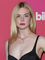 Elle Fanning Sweatshirt #2913560