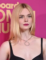 Elle Fanning Sweatshirt #2913617