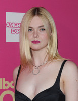 Elle Fanning Sweatshirt #2913711