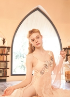 Elle Fanning Sweatshirt #3666126