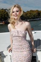 Elle Fanning Sweatshirt #3734324