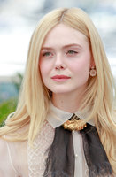 Elle Fanning longsleeve t-shirt #3853904